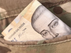 Молодик прикинувся дівчиною та обдурив бійця ЗСУ — рішення суду