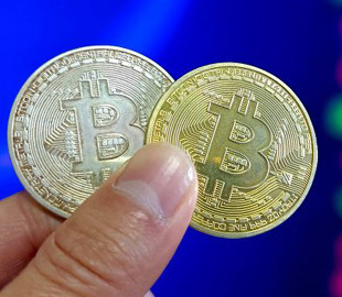 Вартість Bitcoin сягнула рекордних 112 тисяч доларів: скільки коштує зараз