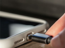 Коли ставити смартфон на зарядку, аби не "вбити" батарею