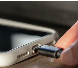 Коли ставити смартфон на зарядку, аби не "вбити" батарею