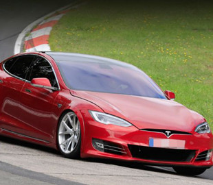 Джей Лено пытается установить рекорд скорости с помощью мощнейшего Tesla Model S Plaid