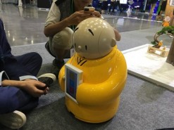 Робот-монах проповедует туристам