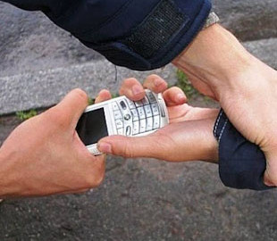 В Одессе 16-летний грабитель за один день отобрал телефоны у трех мужчин