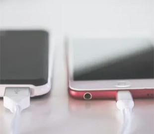Чи можна заряджати iPhone кабелем від Android: пояснення