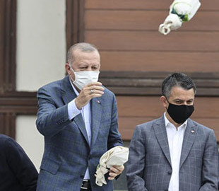 Эрдоган забросал погорельцев чаем: в Сети появились мемы