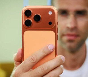 Чому iPhone 17 Pro змінює колір: експерти пояснили причину