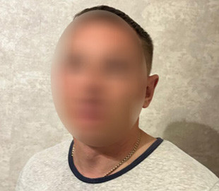 Продавав пістолети й боєприпаси через інтернет: поліцейські Львівщини викрили 44-річного киянина