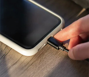 Як обрати зарядний пристрій, щоб швидко заряджав телефон та не шкодив батареї