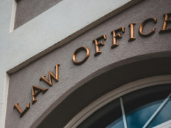 Штучний інтелект зруйнує погодинну оплату в юридичній сфері — що прогнозують експерти