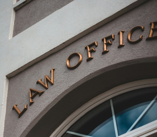 Штучний інтелект зруйнує погодинну оплату в юридичній сфері — що прогнозують експерти