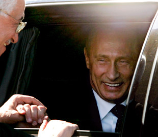 Путин уверяет, что "вся страна" ждет, когда на смену иномаркам придет отечественный "Москвич"