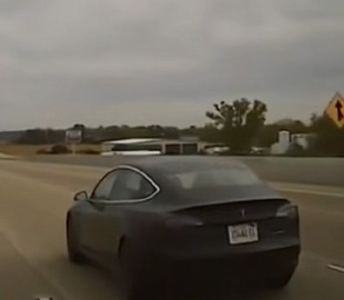 В США полицейские преследовали Tesla со спящим водителем