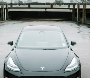 Tesla відкличе 9 тисяч машин через відклеювання декоративних елементів даху