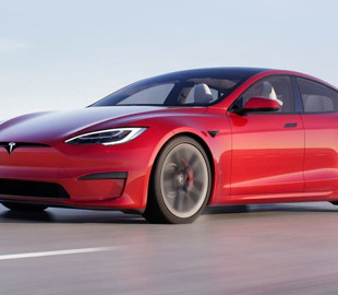 Tesla Model S може бути оснащений чотирма електродвигунами