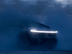 Перші автомобілі Tesla Cybertruck, які обіцяють доставити вже 30 листопада, отримають лише співробітники компанії