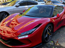 Попри війну в Україну привезли суперкар Ferrari за 300 тисяч доларів