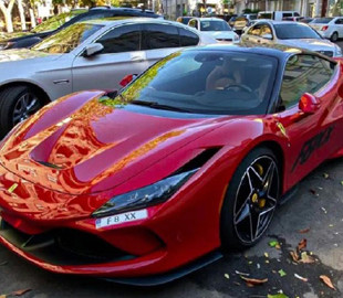Попри війну в Україну привезли суперкар Ferrari за 300 тисяч доларів