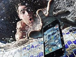 Як врятувати смартфон чи планшет, які впали в воду: поради