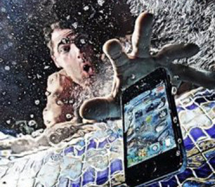 Як врятувати смартфон чи планшет, які впали в воду: поради