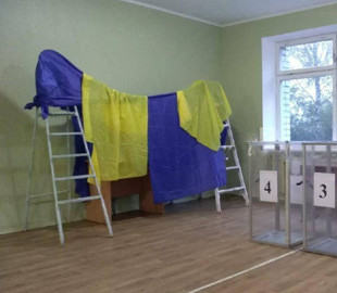 В соцмережах активно поширюють фото "оригінальних" кабінок для голосування