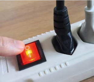 Дуже ризиковано: яку побутову техніку ніколи не можна підключати через подовжувач