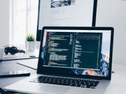 Чому не можна носити ноутбук у руках: така помилка може коштувати вам тисяч гривень