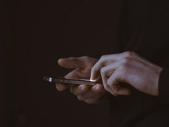 Отруєння школярок: експерт розповів, як обмежити негативний вплив соцмереж на дітей