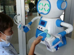 У Туреччині створили робота, що допомагає протидіяти поширенню COVID-19