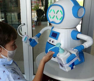 У Туреччині створили робота, що допомагає протидіяти поширенню COVID-19