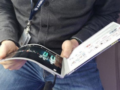 Долой бумагу: Airbus создала цифровой журнал с гибким OLED-дисплеем для самолетов