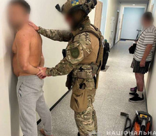 На Тернопільщині затримали працівників поштового сервісу, які викрали дрони для ЗСУ