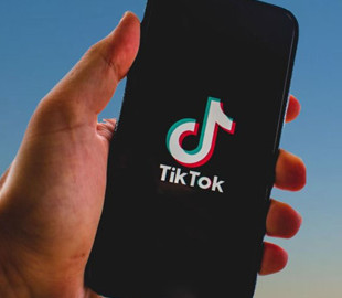 TikTok призупиняє роботу в Росії