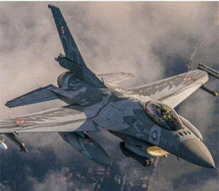 У Польщі жінка вперше стала пілотом винищувача F-16