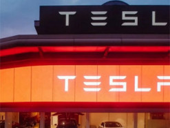 Акції виробника електромобілів Tesla обвалилися на 50% за рік