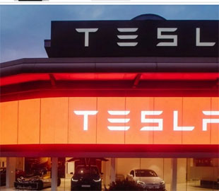 Акції виробника електромобілів Tesla обвалилися на 50% за рік