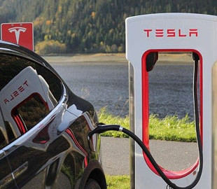 Tesla объявила об открытии еще трех зарядных станций в Израиле