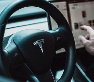 Співробітники гігафабрики Tesla постійно лаються і іноді б'ються