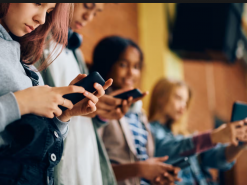 Лос-Анджелес стає найбільшим шкільним округом США, де забороняють телефони в класі