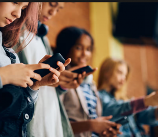 Лос-Анджелес стає найбільшим шкільним округом США, де забороняють телефони в класі