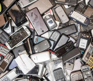 Эксперты подсчитали стоимость смартфонов, которые мы выбрасываем в мусор