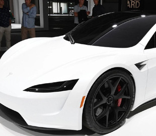 Илон Маск поделился новыми подробностями самого быстрого и самого крутого электрокара Tesla