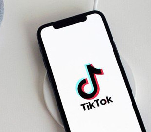 В США TikTok обвиняют в отказе удалять видео с детьми младше 13 лет