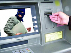 Шахраї роблять дублікати карток українців за допомогою банкоматів