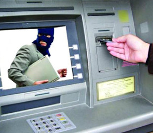 Шахраї роблять дублікати карток українців за допомогою банкоматів