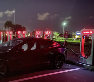 Маск пообіцяв зробити мережу зарядних станцій Tesla Supercharger доступною для всіх електрокарів