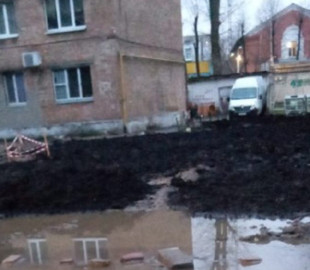 У мережі показали київський двір, по якому можна рухатися тільки на БТР. Фото