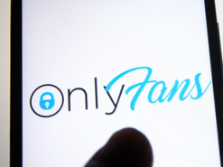 Модель OnlyFans застрелила злочинця під час крадіжки криптоактивів