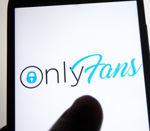 Модель OnlyFans застрелила злочинця під час крадіжки криптоактивів