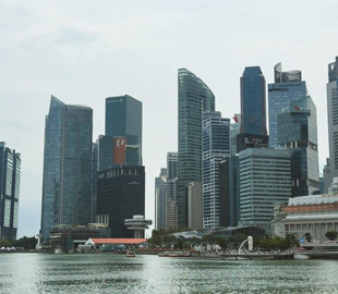 Сінгапур каратиме онлайн‑шахраїв побиттям палицею. Нові правила закону