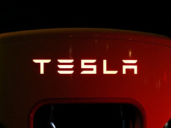 Парижский оператор такси приостановит эксплуатацию Tesla Model 3 после инцидента, в котором пострадало более 20 человек